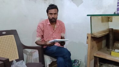 छपारा निवासी सुदेश तेकाम त्रुटिपूर्ण मृत्यु प्रमाणपत्र दिखाते हुए