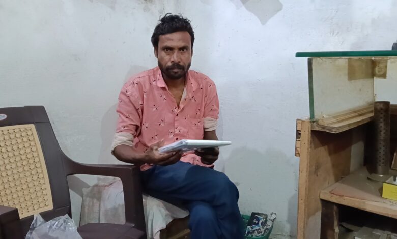छपारा निवासी सुदेश तेकाम त्रुटिपूर्ण मृत्यु प्रमाणपत्र दिखाते हुए