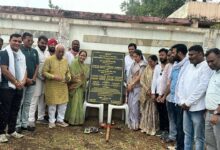 बालाघाट में विश्व पर्यावरण दिवस पर उत्कृष्ट विद्यालय मैदान में आधुनिक सुलभ शौचालय कॉम्पलेक्स निर्माण का भूमिपूजन करते जनप्रतिनिधि एवं नगर पालिका अधिकारी।