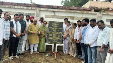 बालाघाट में विश्व पर्यावरण दिवस पर उत्कृष्ट विद्यालय मैदान में आधुनिक सुलभ शौचालय कॉम्पलेक्स निर्माण का भूमिपूजन करते जनप्रतिनिधि एवं नगर पालिका अधिकारी।