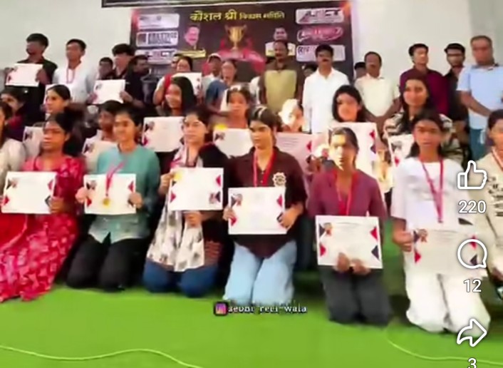 पीजी कॉलेज सिवनी में सम्मानित होते एनसीसी कैडेट