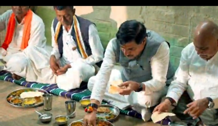 कृष्ण-सुदामा की याद दिलाने वाला दृश्य: मुख्यमंत्री डॉ. मोहन यादव गरीब परिवार के घर पहुंचे, जमीन पर बैठकर किया चूल्हे का भोजन - Seoni News
