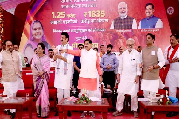 मुख्यमंत्री डॉ मोहन यादव केसली में आयोजित लाड़ली बहना सम्मेलन को संबोधित करते हुए