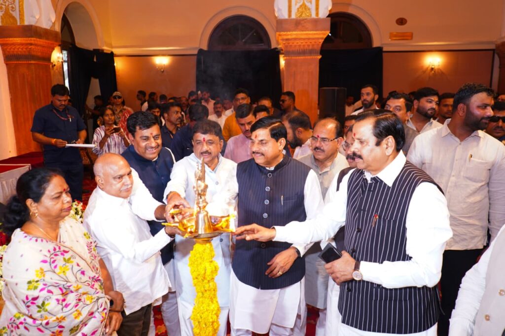 भोपाल में विकसित भारत संकल्प सम्मेलन को संबोधित करते मुख्यमंत्री डॉ मोहन यादव और केंद्रीय मंत्री धर्मेंद्र प्रधान