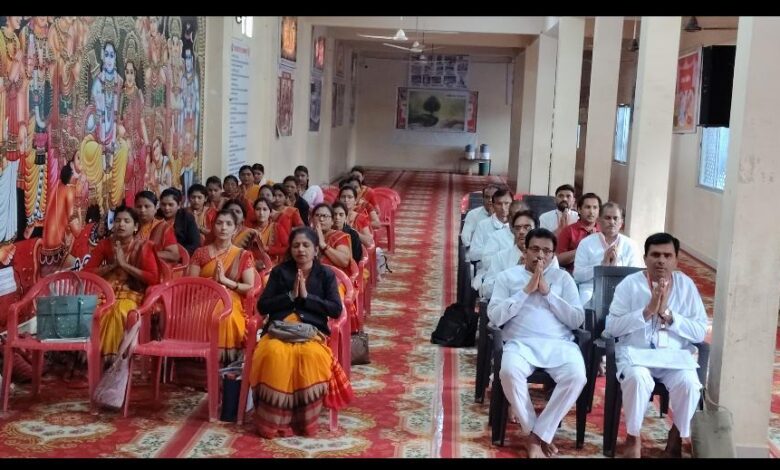 भैरोगंज सिवनी में आयोजित आचार्य अभ्यास वर्ग में शिक्षकों को आधुनिक शिक्षण तकनीकों का प्रशिक्षण देते विशेषज्ञ