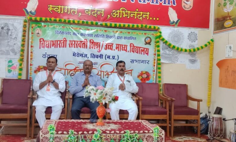 भारतीय ज्ञान परंपरा और जीवन मूल्यों पर सिवनी के भैरोगंज विद्यालय में आयोजित आचार्य अभ्यास वर्ग को संबोधित करते प्रादेशिक सहसचिव नितिन चौधरी