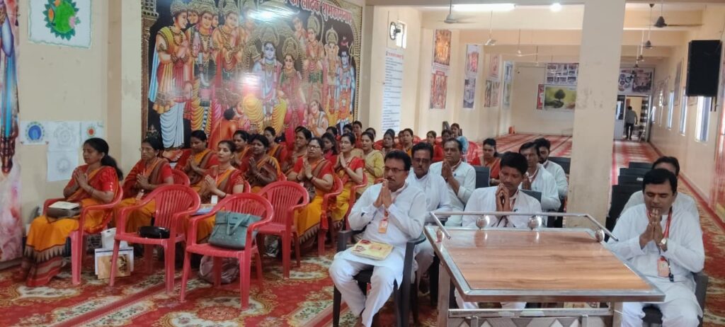 भारतीय ज्ञान परंपरा और जीवन मूल्यों पर सिवनी के भैरोगंज विद्यालय में आयोजित आचार्य अभ्यास वर्ग को संबोधित करते प्रादेशिक सहसचिव नितिन चौधरी