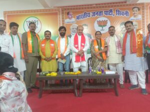 सिवनी भाजपा कार्यालय में आयोजित कामकाजी जिला बैठक में मौजूद भाजपा नेता और कार्यकर्ता