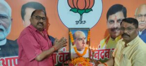 डॉ. श्यामा प्रसाद मुखर्जी का बलिदान राष्ट्र की एकता और अखंडता का अमर संदेश : भाजपा | Dainik Yashonnati सिवनी में डॉ. श्यामा प्रसाद मुखर्जी बलिदान दिवस पर श्रद्धांजलि अर्पित करते भाजपा कार्यकर्ता