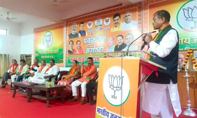 सिवनी में भाजपा की प्रबुद्धजन संगोष्ठी को संबोधित करते सांसद फग्गन सिंह कुलस्ते