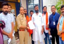 भगवान श्रीराम और माता सीता पर आपत्तिजनक टिप्पणी का आरोप, विहिप-बजरंग दल ने एफआईआर की मांग की | Dainik Yashonnati बरघाट थाना में ज्ञापन सौंपते विहिप कार्यकर्ता