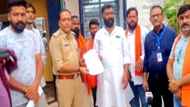भगवान श्रीराम और माता सीता पर आपत्तिजनक टिप्पणी का आरोप, विहिप-बजरंग दल ने एफआईआर की मांग की | Dainik Yashonnati बरघाट थाना में ज्ञापन सौंपते विहिप कार्यकर्ता