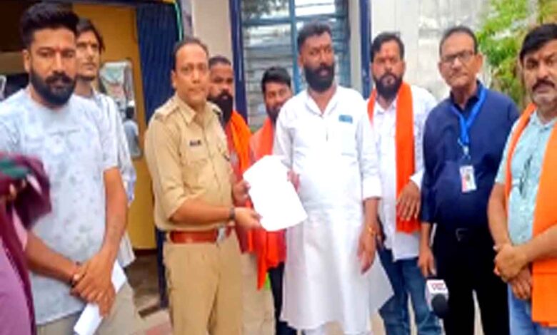 बरघाट थाना में ज्ञापन सौंपते विहिप कार्यकर्ता