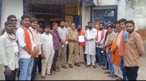 बरघाट थाना में ज्ञापन सौंपते विहिप कार्यकर्ता