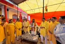 छिंदवाड़ा के श्री सिद्धेश्वर मारुति महाकाल मंदिर में शिवलिंग प्राण प्रतिष्ठा महोत्सव के दौरान पूजा-अर्चना करते सांसद बंटी विवेक साहू।