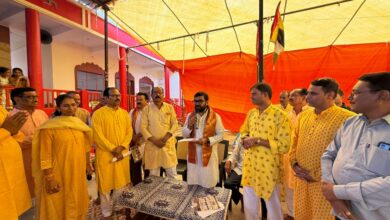 छिंदवाड़ा के श्री सिद्धेश्वर मारुति महाकाल मंदिर में शिवलिंग प्राण प्रतिष्ठा महोत्सव के दौरान पूजा-अर्चना करते सांसद बंटी विवेक साहू।