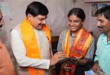 12वीं बोर्ड टॉपर चांदनी विश्वकर्मा के घर पहुंचे CM मोहन यादव, दी बधाई