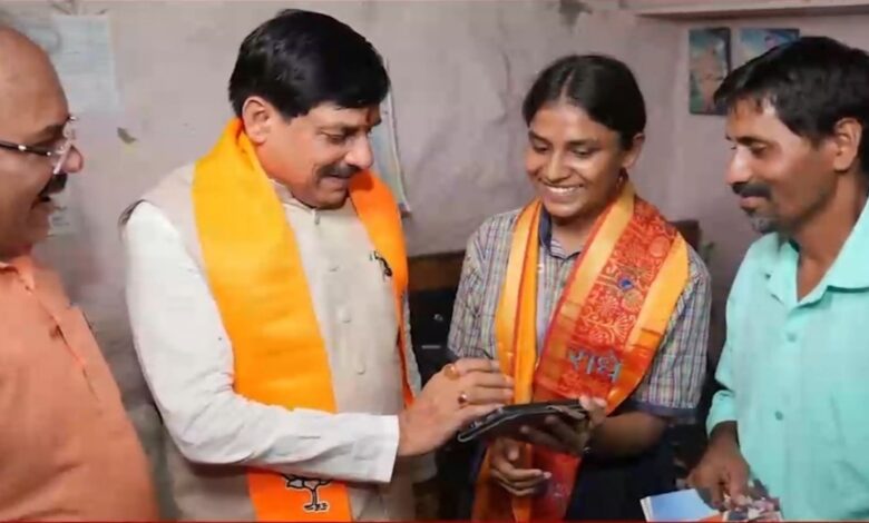 12वीं बोर्ड टॉपर चांदनी विश्वकर्मा के घर पहुंचे CM मोहन यादव, दी बधाई