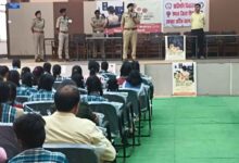 छपारा के संदीपनी विद्यालय में सेफ क्लिक 2.0 अभियान के तहत विद्यार्थियों को साइबर सुरक्षा की जानकारी देते पुलिस अधिकारी।