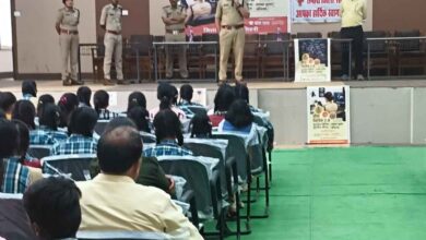 छपारा के संदीपनी विद्यालय में सेफ क्लिक 2.0 अभियान के तहत विद्यार्थियों को साइबर सुरक्षा की जानकारी देते पुलिस अधिकारी।