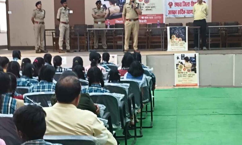छपारा के संदीपनी विद्यालय में सेफ क्लिक 2.0 अभियान के तहत विद्यार्थियों को साइबर सुरक्षा की जानकारी देते पुलिस अधिकारी।