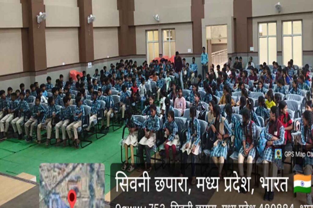 छपारा के संदीपनी विद्यालय में सेफ क्लिक 2.0 अभियान के तहत विद्यार्थियों को साइबर सुरक्षा की जानकारी देते पुलिस अधिकारी।