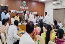 छिंदवाड़ा नगर निगम परिषद की विशेष बैठक में ठोस अपशिष्ट प्रबंधन नियम-2026 पर चर्चा करते जनप्रतिनिधि और अधिकारी