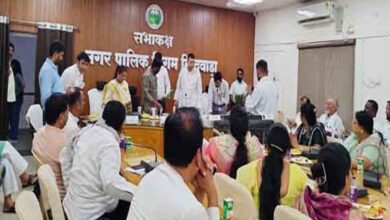 छिंदवाड़ा नगर निगम परिषद की विशेष बैठक में ठोस अपशिष्ट प्रबंधन नियम-2026 पर चर्चा करते जनप्रतिनिधि और अधिकारी