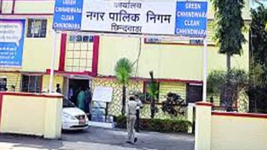 वार्ड 38 आनंद लाज के सामने बिना स्लैब की खुली नाली से परेशान स्थानीय लोग