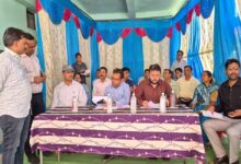 ग्राम पंचायत खमारपानी में चौपाल के दौरान ग्रामीणों की समस्याएं सुनते कलेक्टर हरेंद्र नारायन और अधिकारी