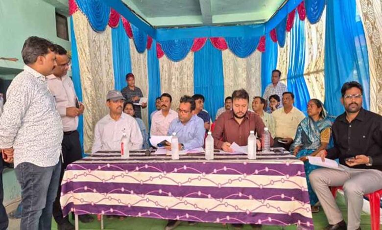 ग्राम पंचायत खमारपानी में चौपाल के दौरान ग्रामीणों की समस्याएं सुनते कलेक्टर हरेंद्र नारायन और अधिकारी