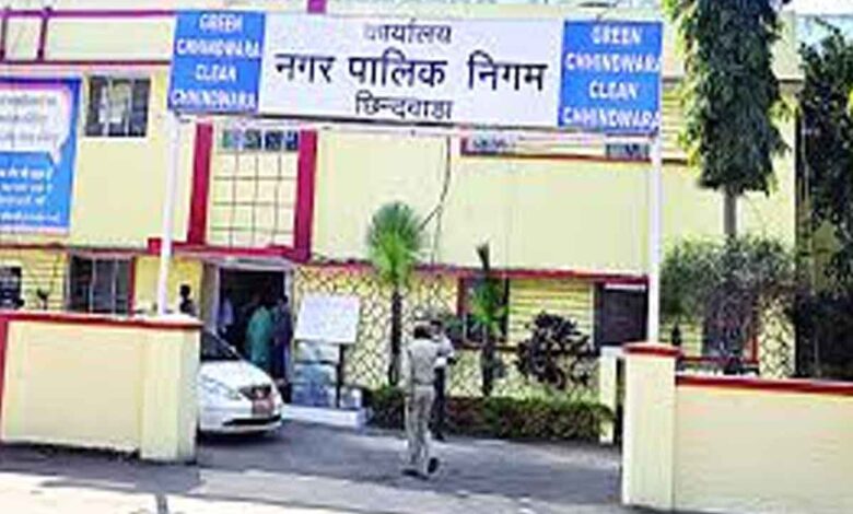 वार्ड 38 आनंद लाज के सामने बिना स्लैब की खुली नाली से परेशान स्थानीय लोग
