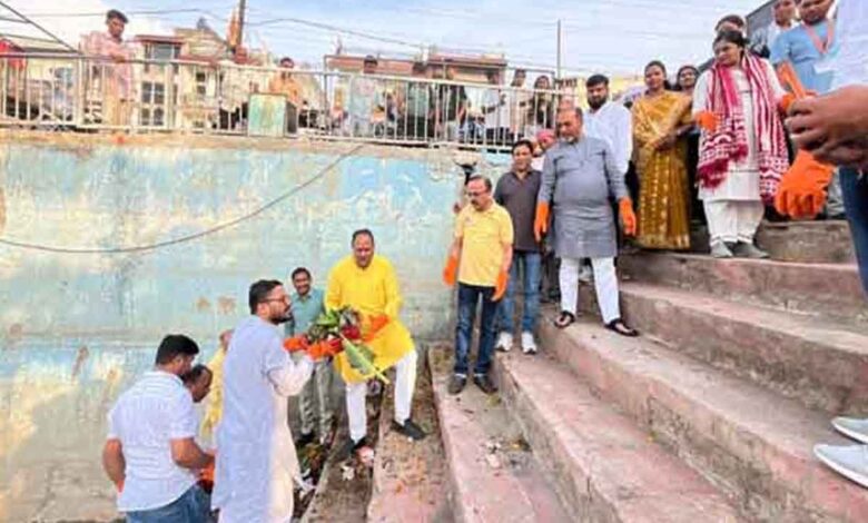 छिंदवाड़ा छोटा तालाब विसर्जन कुंड में जन अभियान परिषद द्वारा चलाया गया स्वच्छता एवं श्रमदान अभियान