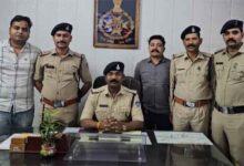 छिंदवाड़ा कोतवाली पुलिस द्वारा निर्माणाधीन अस्पताल भवन से चोरी हुए कॉपर वायर बरामद करते हुए गिरफ्तार आरोपी।