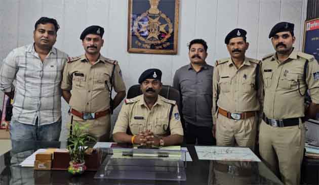 छिंदवाड़ा कोतवाली पुलिस द्वारा निर्माणाधीन अस्पताल भवन से चोरी हुए कॉपर वायर बरामद करते हुए गिरफ्तार आरोपी।
