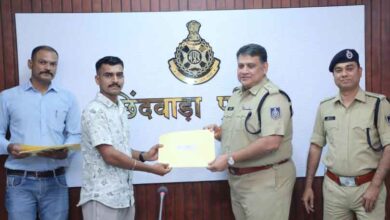 छिंदवाड़ा में नव चयनित आरक्षकों को नियुक्ति पत्र प्रदान करते पुलिस अधीक्षक अजय पांडेय।