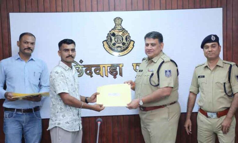 छिंदवाड़ा में नव चयनित आरक्षकों को नियुक्ति पत्र प्रदान करते पुलिस अधीक्षक अजय पांडेय।