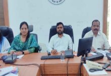 सिवनी कलेक्ट्रेट में समय-सीमा बैठक की अध्यक्षता करते प्रभारी कलेक्टर अनिल कुमार राठौर