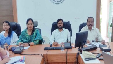 सिवनी कलेक्ट्रेट में समय-सीमा बैठक की अध्यक्षता करते प्रभारी कलेक्टर अनिल कुमार राठौर