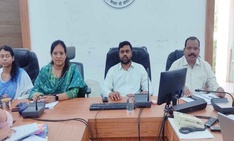 सिवनी कलेक्ट्रेट में समय-सीमा बैठक की अध्यक्षता करते प्रभारी कलेक्टर अनिल कुमार राठौर