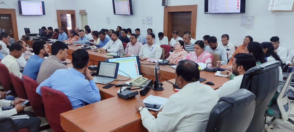 सीएम हेल्पलाइन, गेहूं उपार्जन और पेयजल व्यवस्था पर सख्त हुए प्रभारी कलेक्टर राठौर | Dainik Yashonnati सिवनी कलेक्ट्रेट में समय-सीमा बैठक की अध्यक्षता करते प्रभारी कलेक्टर अनिल कुमार राठौर