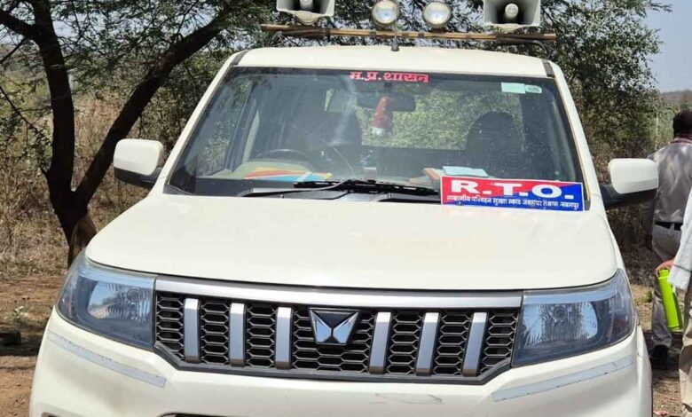 जबलपुर में अवैध परिवहन और ओवरलोड वाहनों की जांच करते आरटीओ उड़नदस्ता अधिकारी।