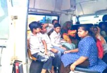 छिंदवाड़ा के किशनपुर गांव में सार्वजनिक कुएं का पानी पीने से बीमार हुए ग्रामीणों को अस्पताल ले जाते परिजन