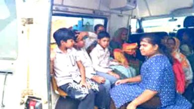 कुएं में जहर का खेल? 80 ग्रामीण बीमार, सल्फास मिलाने की आशंका से हड़कंप | Dainik Yashonnati छिंदवाड़ा के किशनपुर गांव में सार्वजनिक कुएं का पानी पीने से बीमार हुए ग्रामीणों को अस्पताल ले जाते परिजन