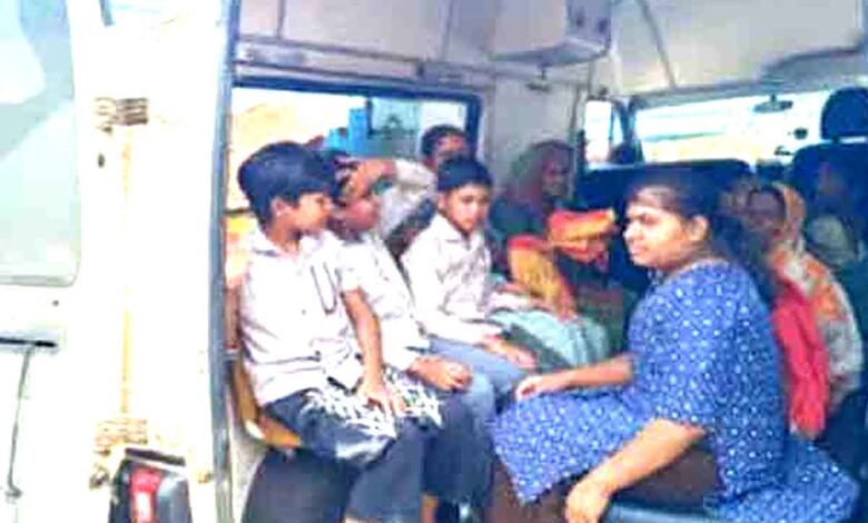 छिंदवाड़ा के किशनपुर गांव में सार्वजनिक कुएं का पानी पीने से बीमार हुए ग्रामीणों को अस्पताल ले जाते परिजन