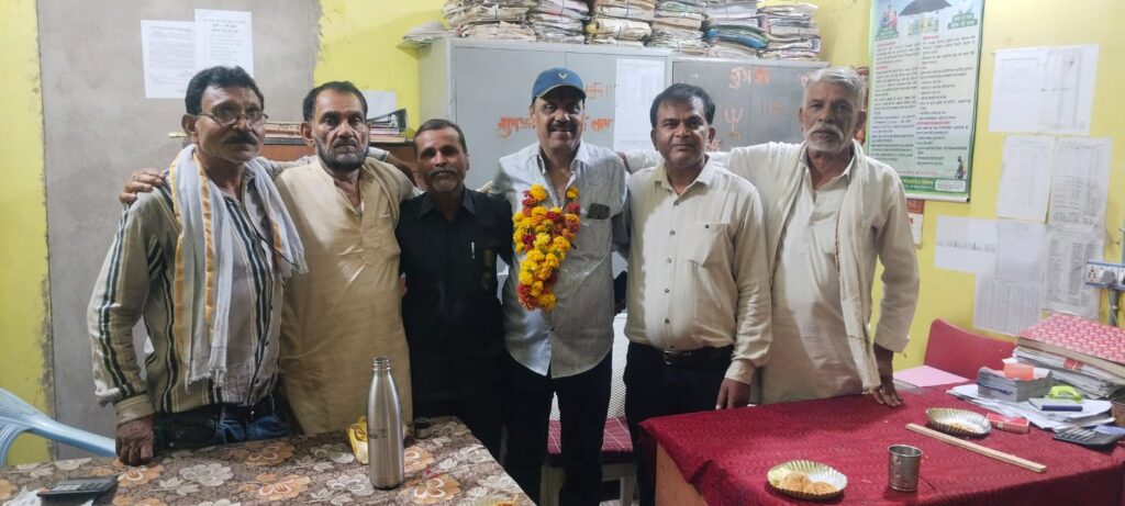 62 वर्षों की सेवाओं के बाद सेवानिवृत्त हुए मदन लाल श्रीवास्तव, सम्मान समारोह में दी गई भावभीनी विदाई | Dainik Yashonnati वृत्ताकार सहकारी समिति सिवनी में सेवानिवृत्त कर्मचारी मदन लाल श्रीवास्तव का सम्मान करते पदाधिकारी एवं कर्मचारी