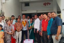 वृत्ताकार सहकारी समिति सिवनी में सेवानिवृत्त कर्मचारी मदन लाल श्रीवास्तव का सम्मान करते पदाधिकारी एवं कर्मचारी