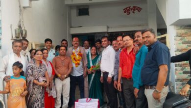 वृत्ताकार सहकारी समिति सिवनी में सेवानिवृत्त कर्मचारी मदन लाल श्रीवास्तव का सम्मान करते पदाधिकारी एवं कर्मचारी