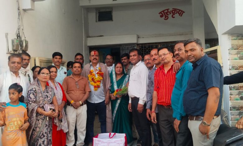 वृत्ताकार सहकारी समिति सिवनी में सेवानिवृत्त कर्मचारी मदन लाल श्रीवास्तव का सम्मान करते पदाधिकारी एवं कर्मचारी