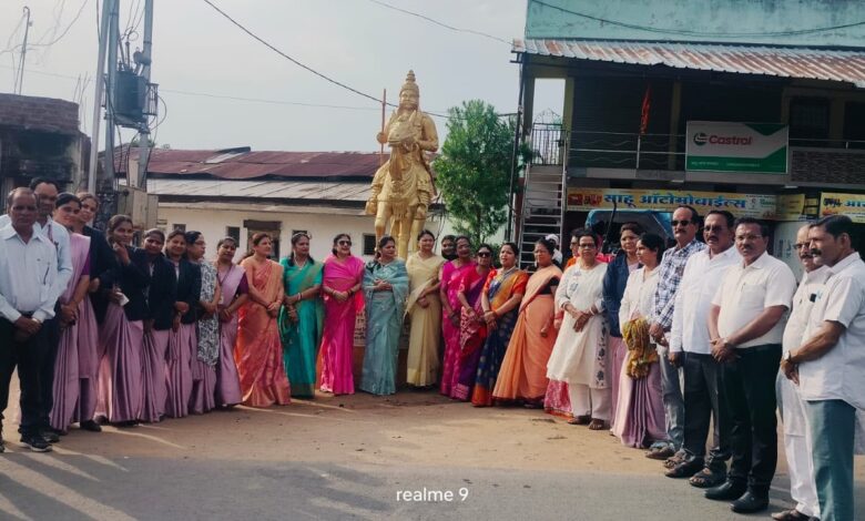 बरघाट में महाराणा प्रताप प्रतिमा पर माल्यार्पण करतीं वीरांगनाएं